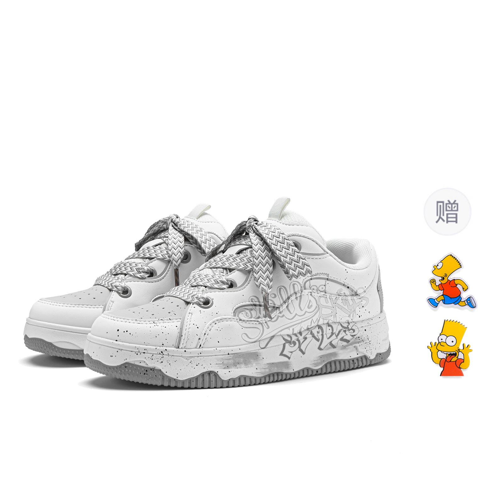 

The Simpsons Лоу-топ скейтборд кроссовки унисекс Moon Yarn White [с парой шармов для обуви], цвет Moon Yarn White[Includes 1 Pair Shoe Charm]