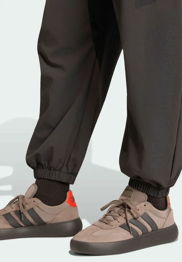 Спортивные штаны audi revolut f1 team с приподнятыми штанинами Adidas Performance, Utility Black/Hires Red — фото 4