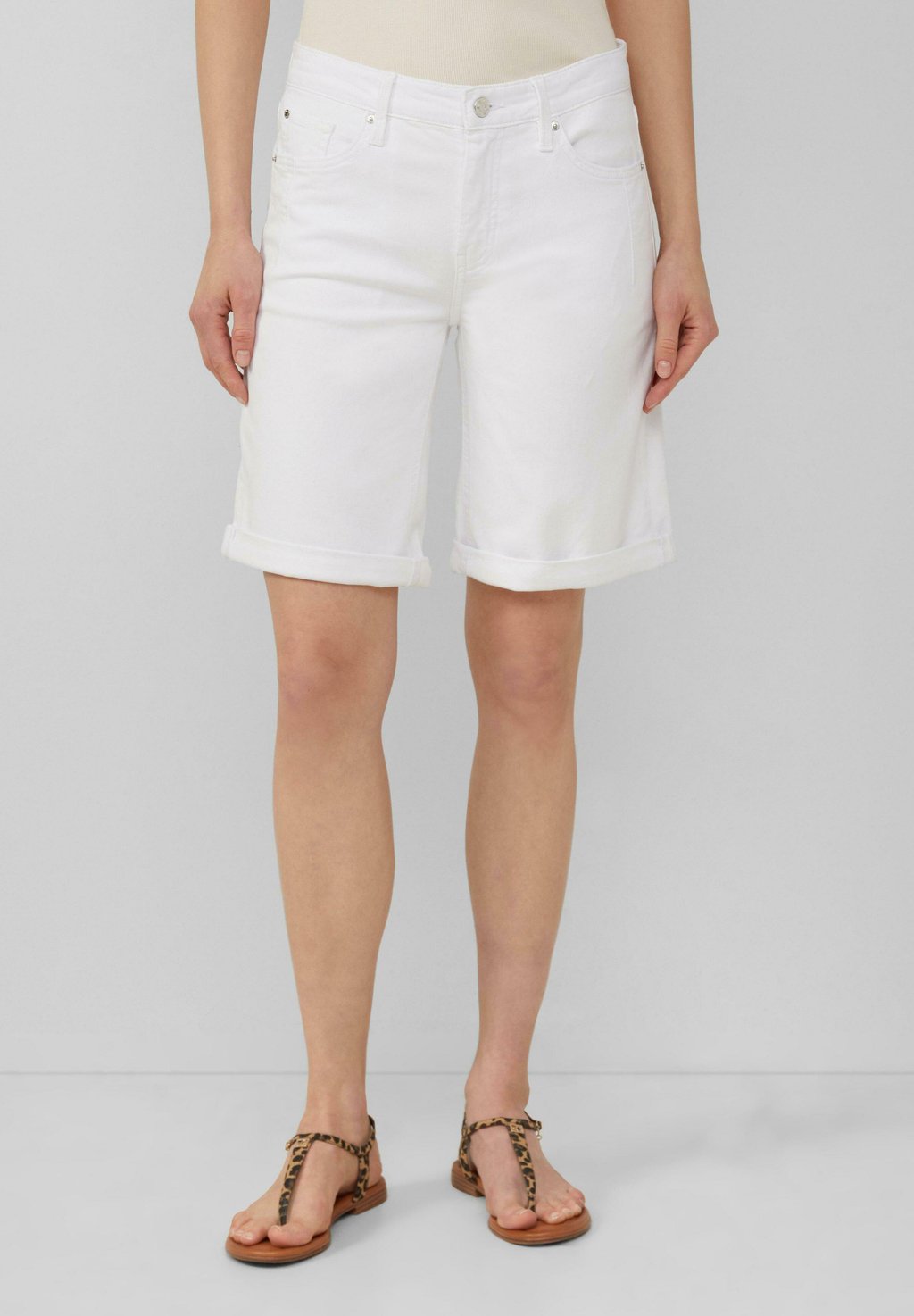 

Джинсовые шорты BERMUDA KAROLIN STRAIGHT FIT MID RISE s.Oliver, цвет Weiß