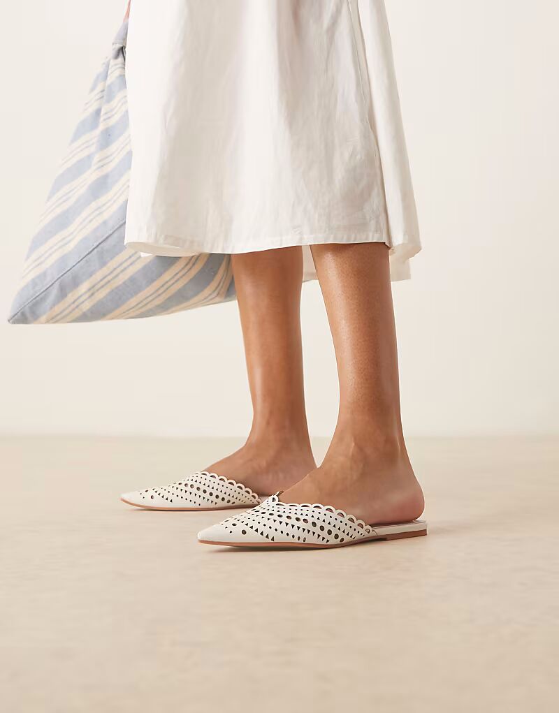 Мюли ASOS DESIGN Labyrinth с острым носком и вырезом белого цвета