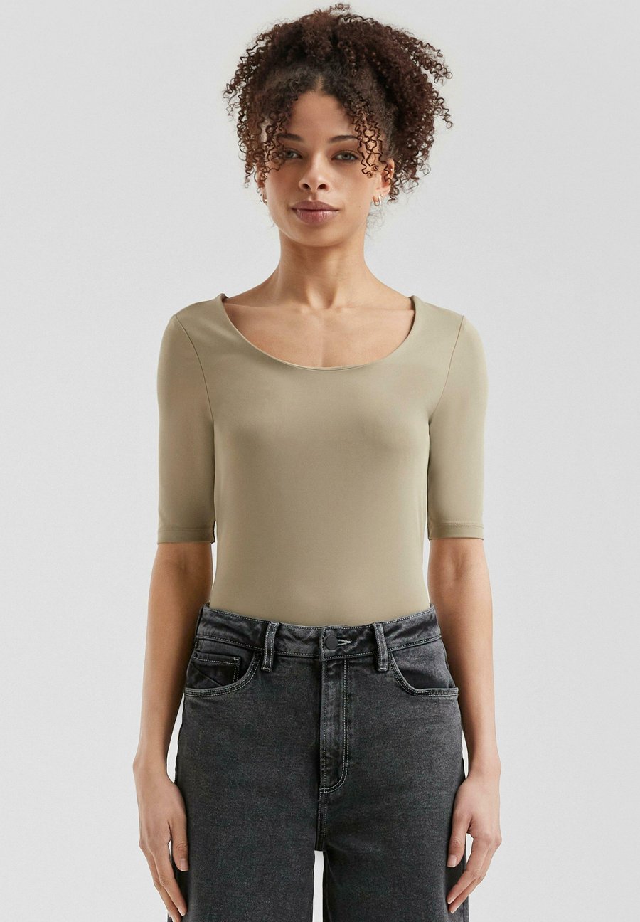 

Футболка QS SCHMAL GESCHNITTENES MIT GROSSEM AUSSCHNITT, Helles Olivgrün/Dark Green, Зеленый, Футболка QS SCHMAL GESCHNITTENES MIT GROSSEM AUSSCHNITT, Helles Olivgrün/Dark Green