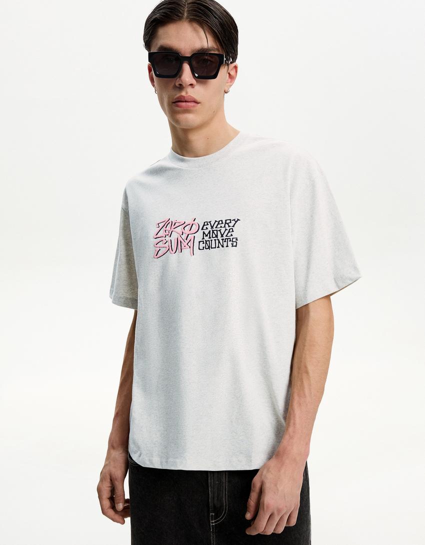 

Футболка с коротким рукавом и принтом Bershka, серый