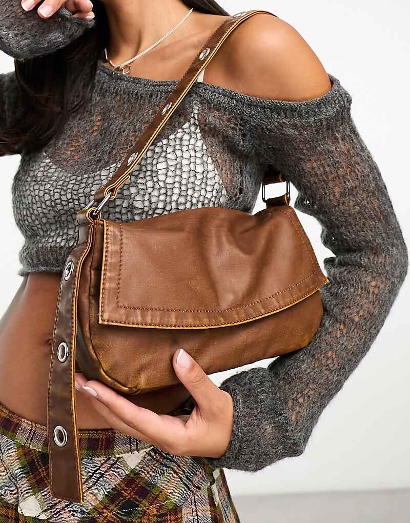 

ASOS DESIGN – Коричневая сумка через плечо с люверсами на ремешке и эффектом стирки