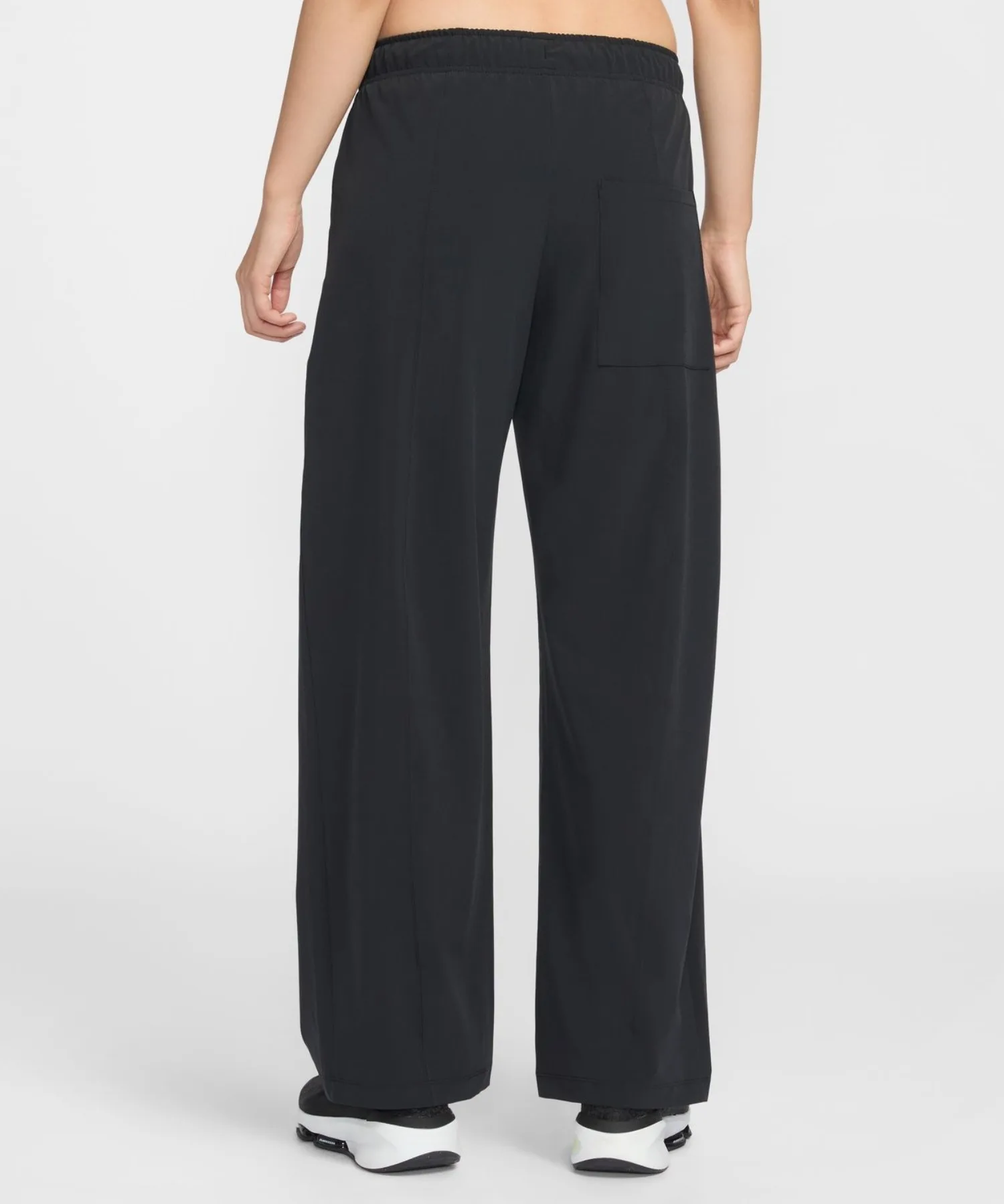 Женские брюки из легкой ткани Nike Dri-FIT One Woven Wide Leg SP черные — фото 2