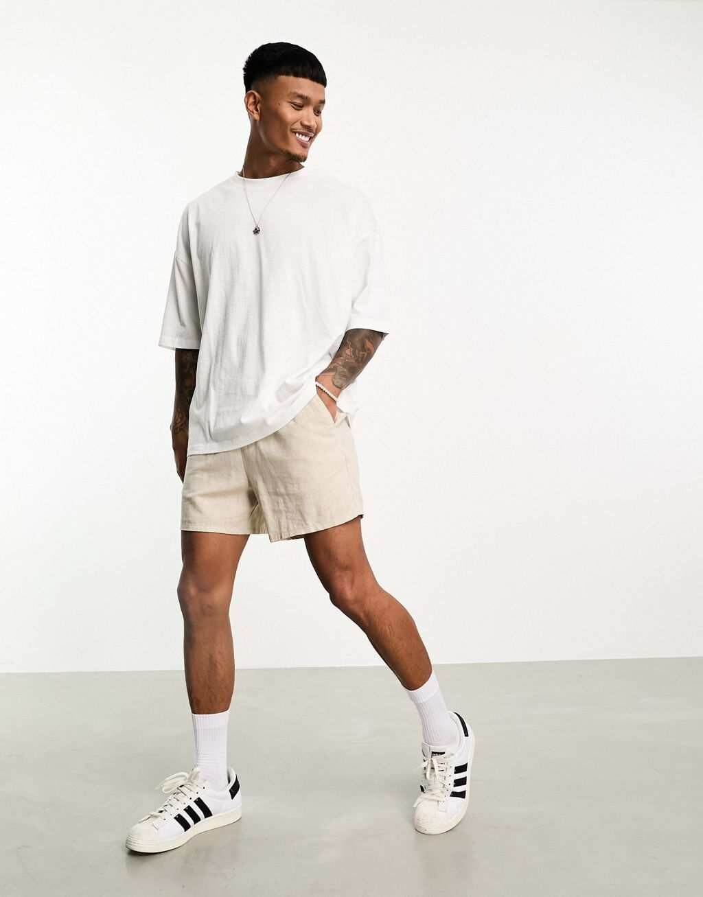 Комплект оверсайз-футболок с круглым вырезом ASOS DESIGN (2 шт.) черного и белого цвета — фото 4