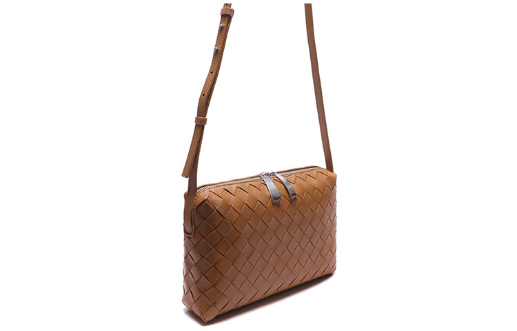 Bottega Veneta Женская коричневая сумка через плечо из овчины — фото 2