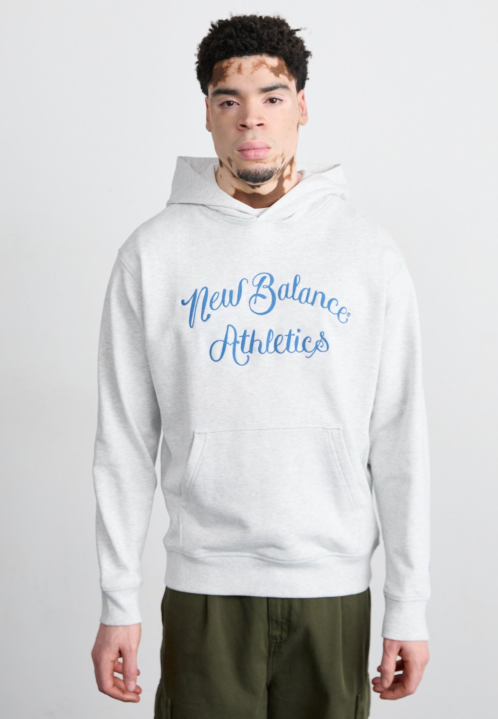 

Толстовка с капюшоном ATHLETICS RELAXED LEAGUE HOODIE New Balance, серый