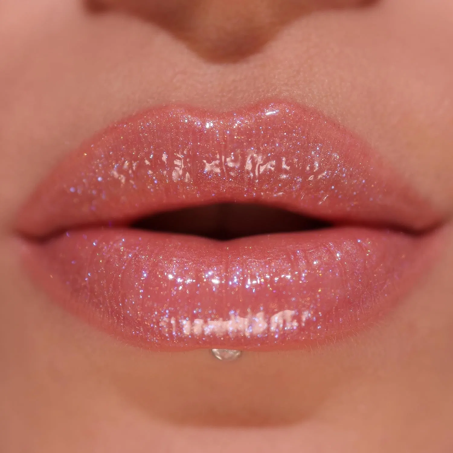 Блеск для губ «Pout Bomb Shimmer Gloss» с гиалуроновой кислотой и ароматом ванили от Revolution Revolution Beauty London, Glimmer Nude — фото 3