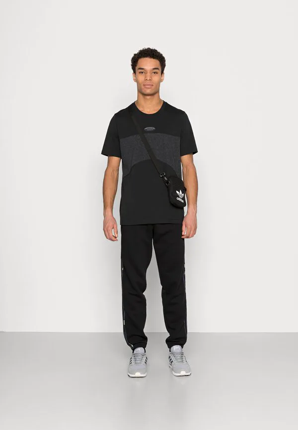Футболка с принтом essent Adidas Originals, Black — фото 2