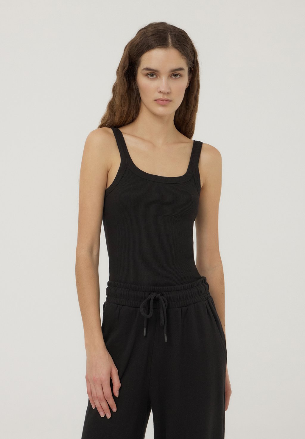 

Топ SLEEVELESS WITH A WIDE NECKLINE IN SOLID Terranova, черный