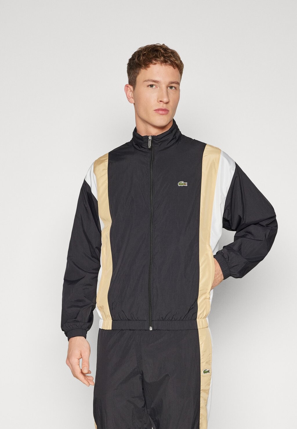 

Легкая куртка SHOWERPROOF TRACKJACKET Lacoste, цвет black/croissant flour