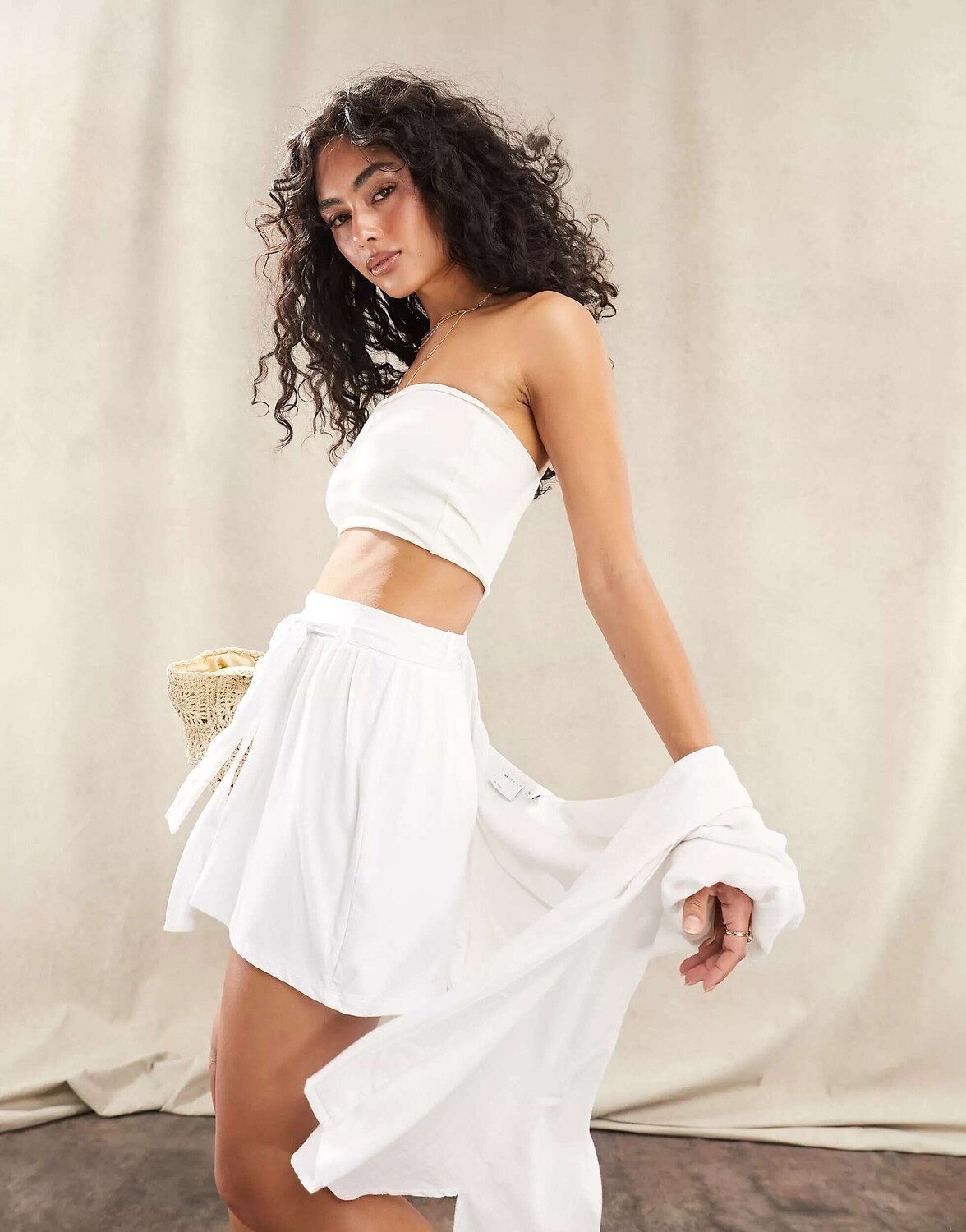 

Белые шорты с завязывающимся ремнем ASOS