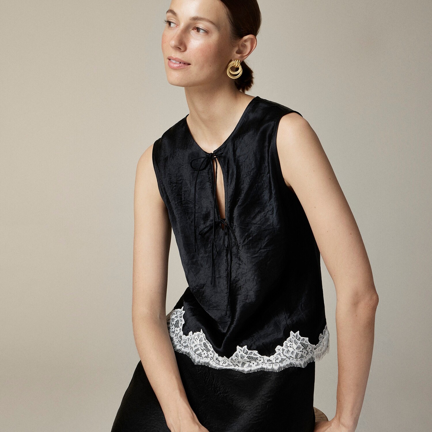 

Текстурный атласный топ с кружевным подолом J.Crew, черный