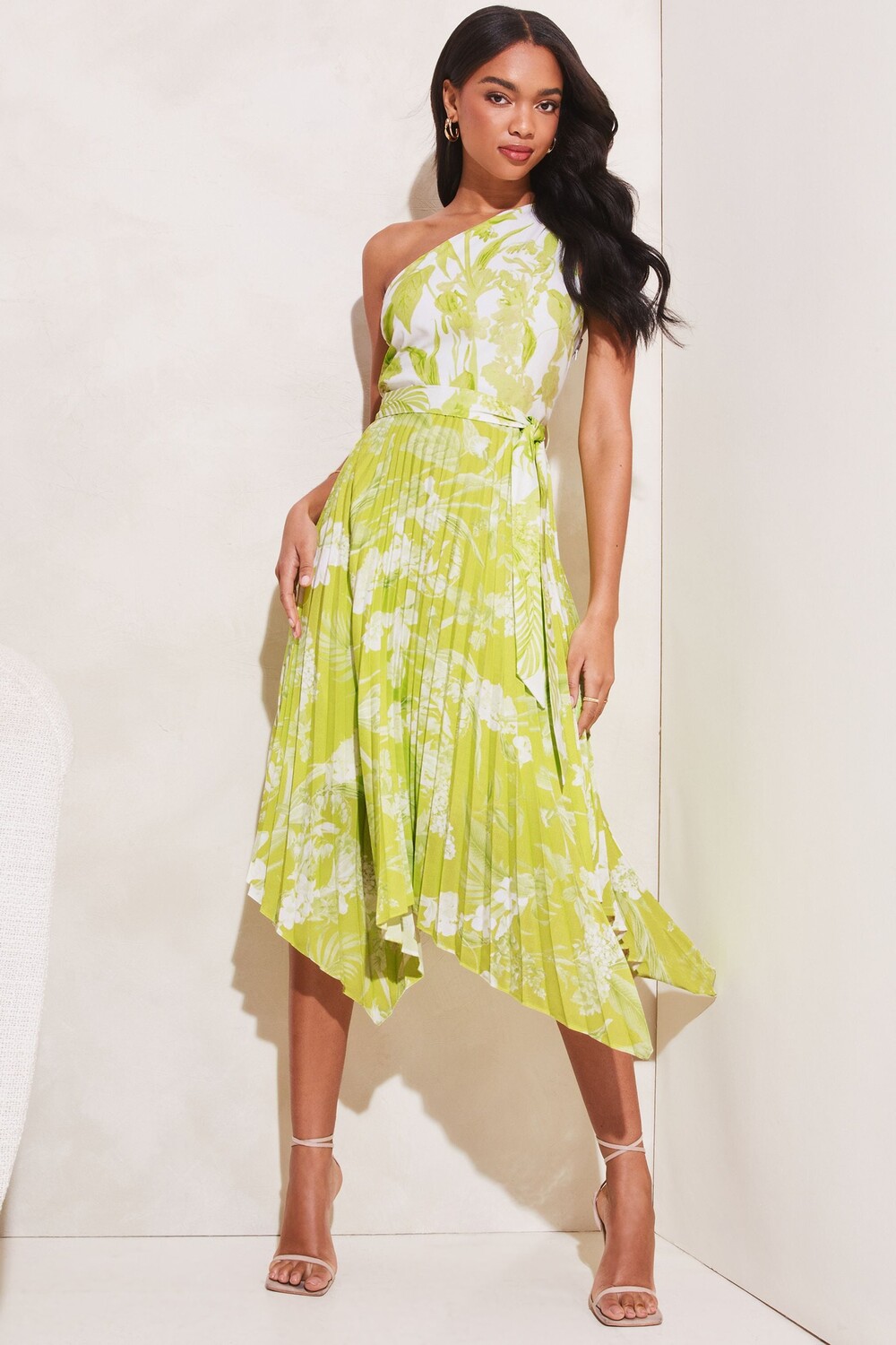 

Плиссированное платье миди на одно плечо с поясом Lipsy, зеленый