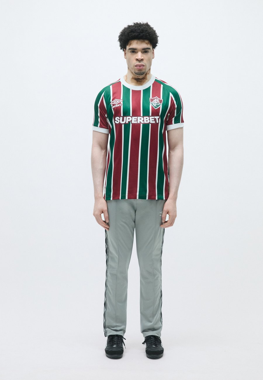 

Футболка Umbro BRAZIL FLUMINENSE UNISEX, Dark Red/Dark Green/Dark Red, Зеленый, Футболка Umbro BRAZIL FLUMINENSE UNISEX, Dark Red/Dark Green/Dark Red