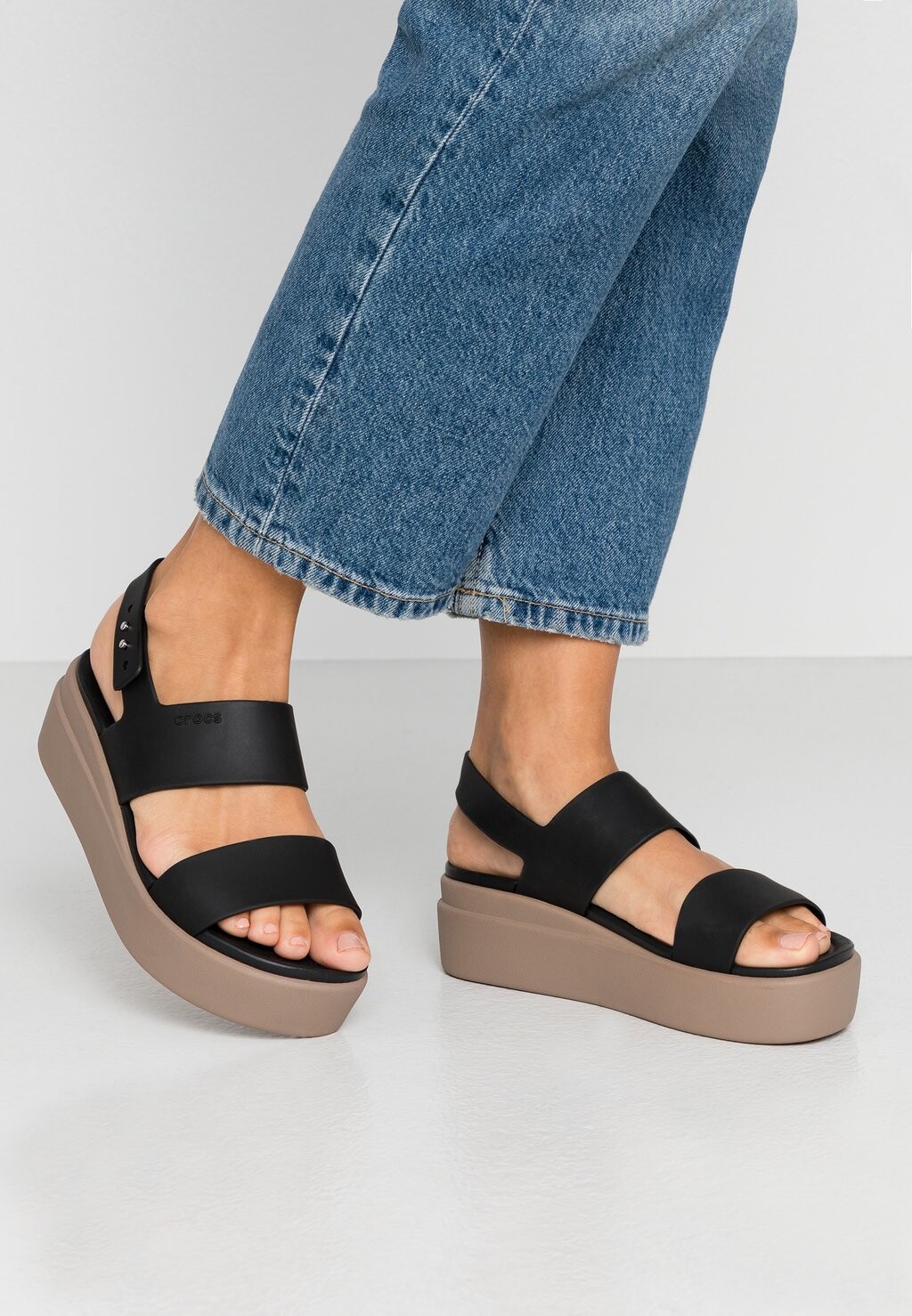 Босоножки на платформе BROOKLYN Crocs, цвет black/mushroom
