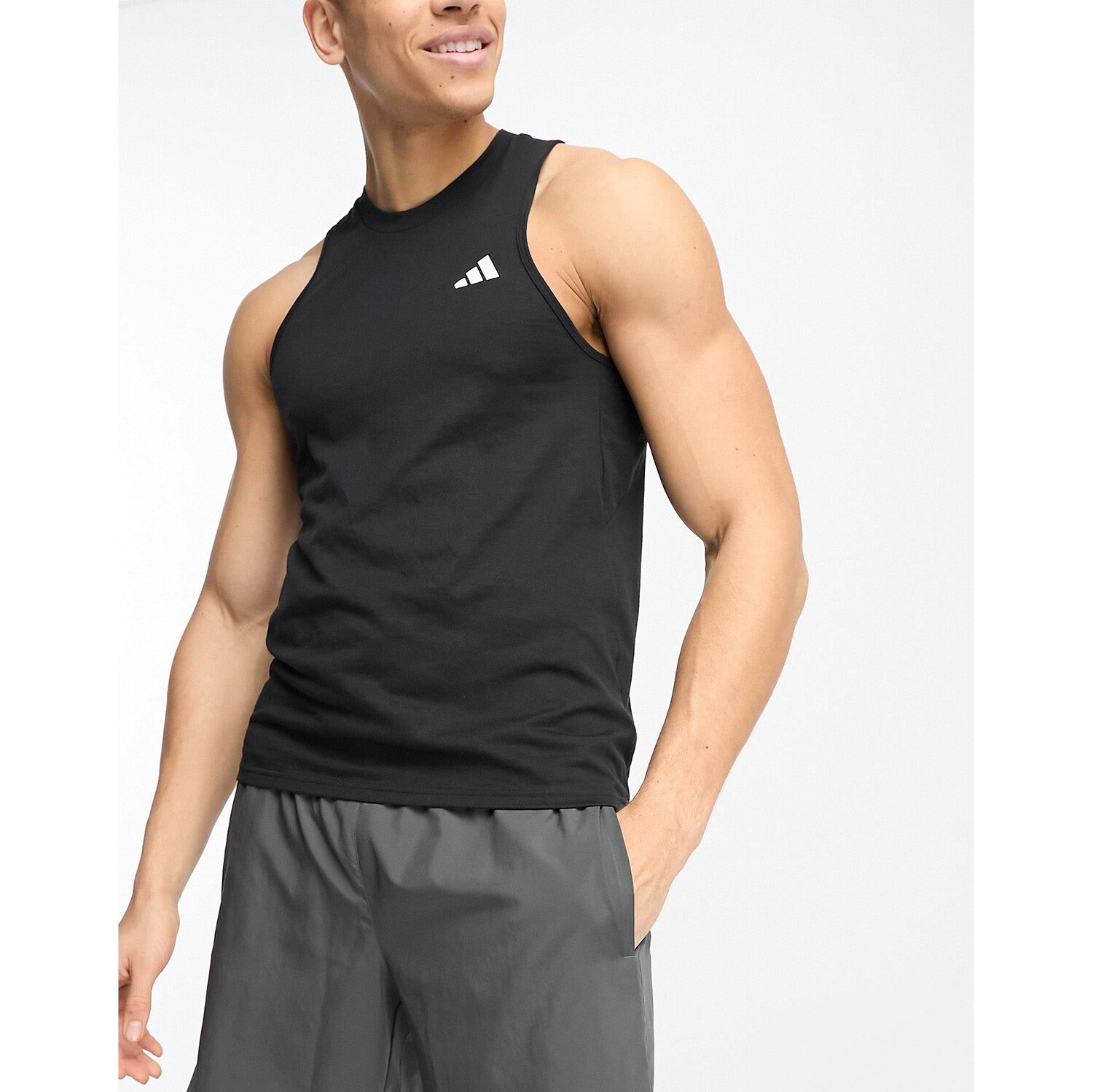 

Черный жилет с логотипом adidas Training Essential adidas performance