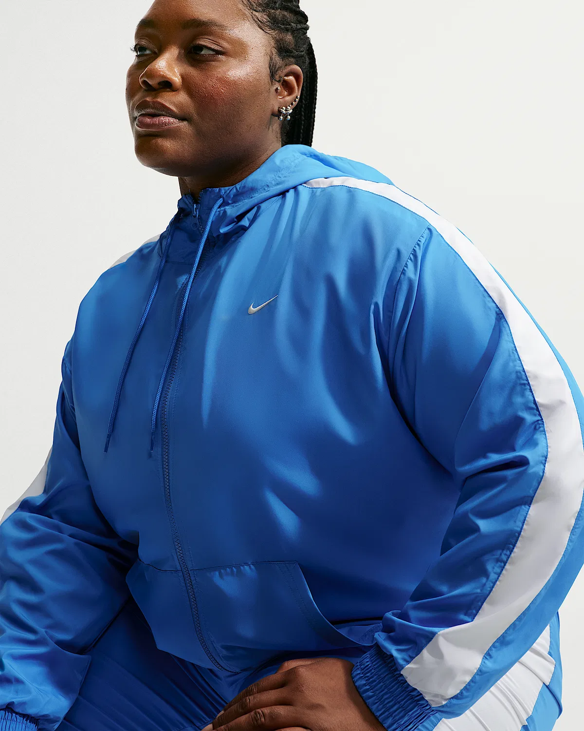 Женская свободная УФ-куртка с капюшоном (большие размеры) Nike Sportswear Classic Wovens, Light Photo Blue/White/Sail — фото 3
