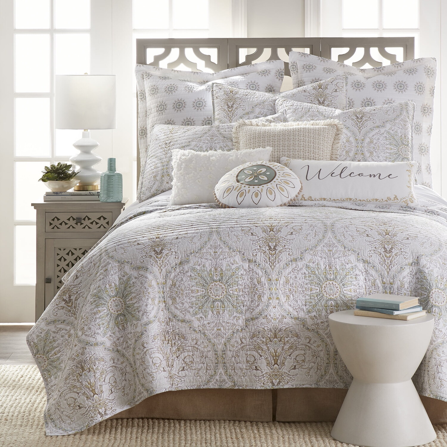 

Комплект одеяло и подушки Levtex Home Cosima King, бежевый / белый