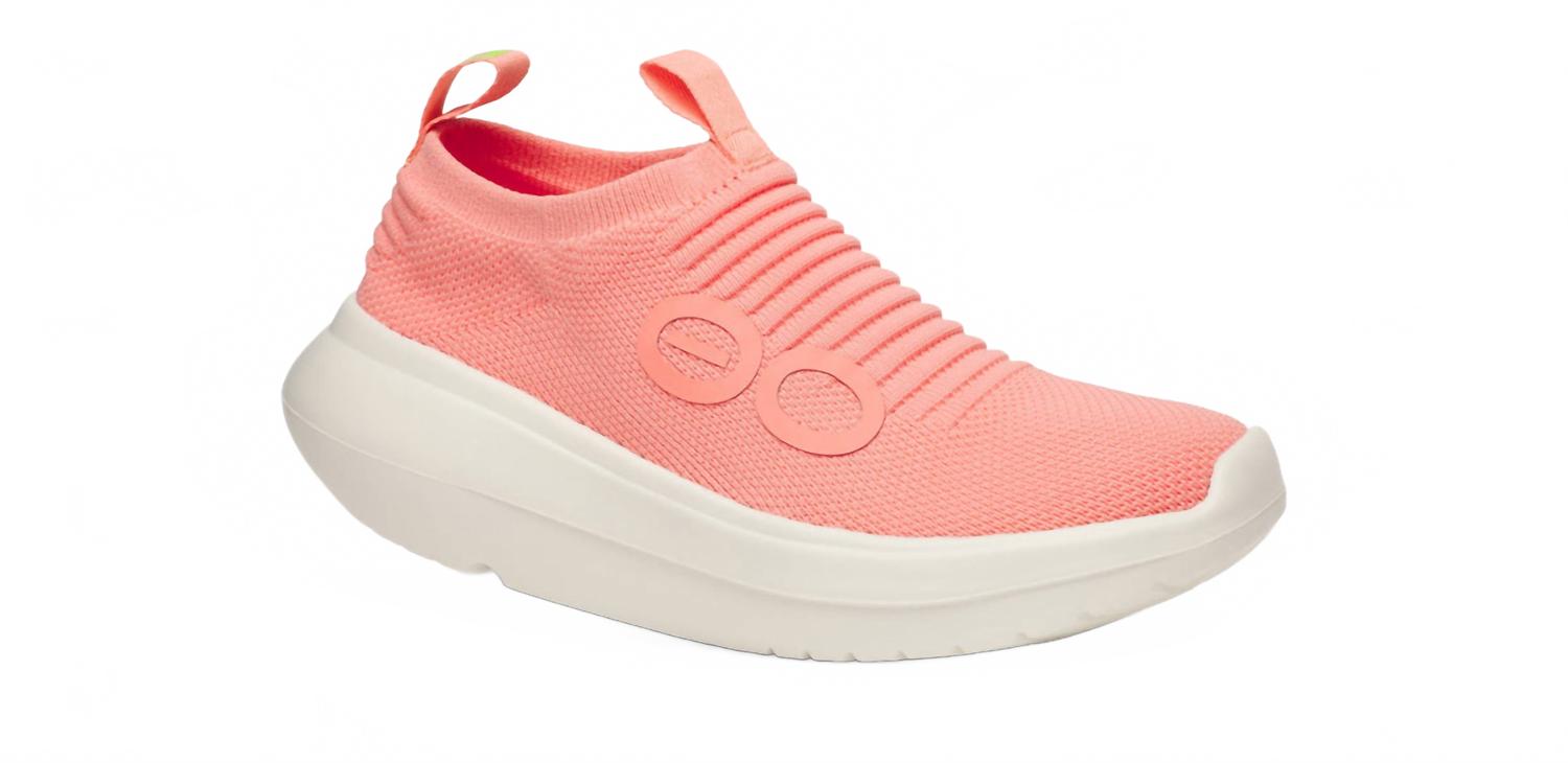 Женские кроссовки Oomy Zen кораллового цвета OOFOS
