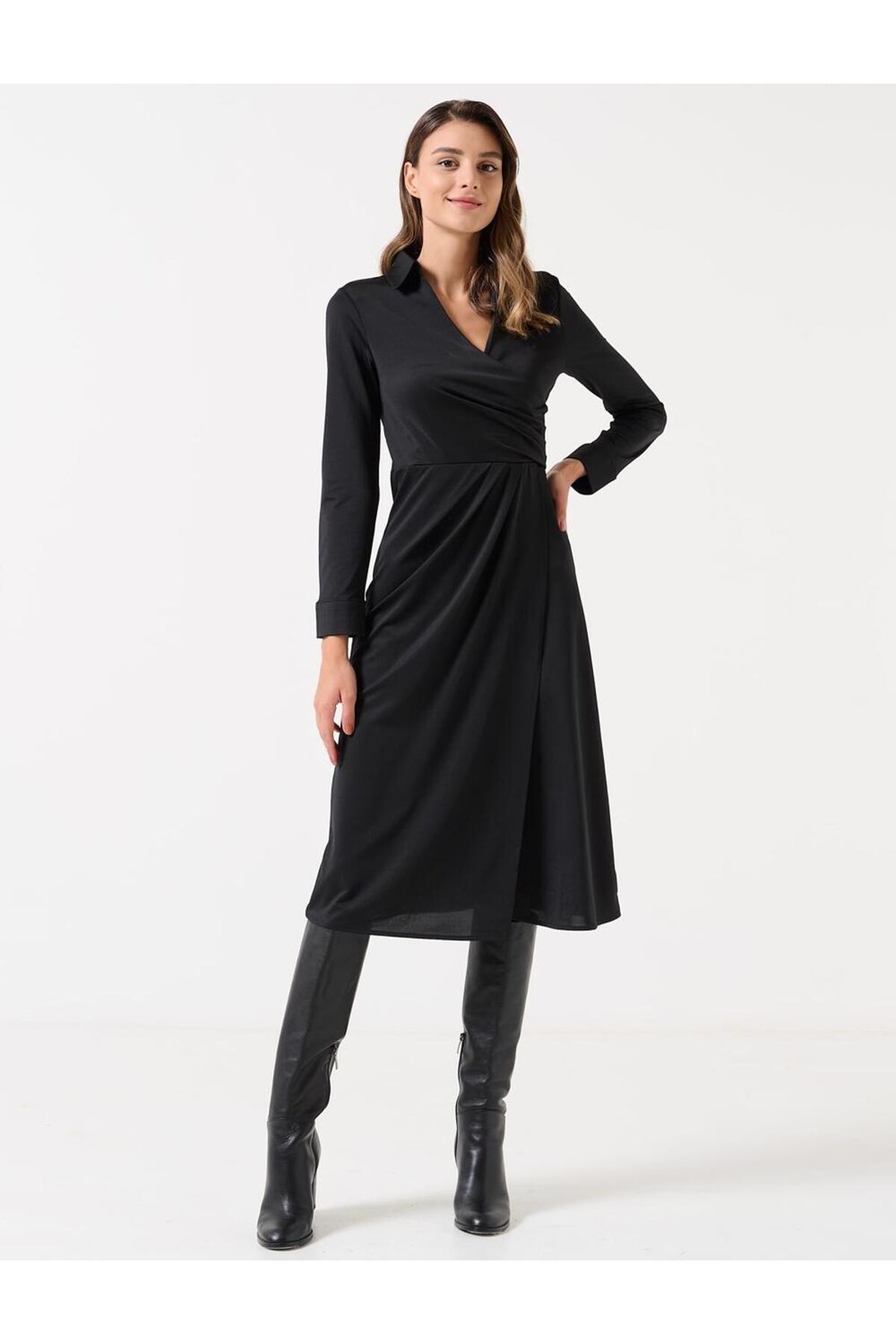 

Черное трикотажное платье миди прямого кроя с высоким воротником и длинными рукавами Jimmy Key, черный