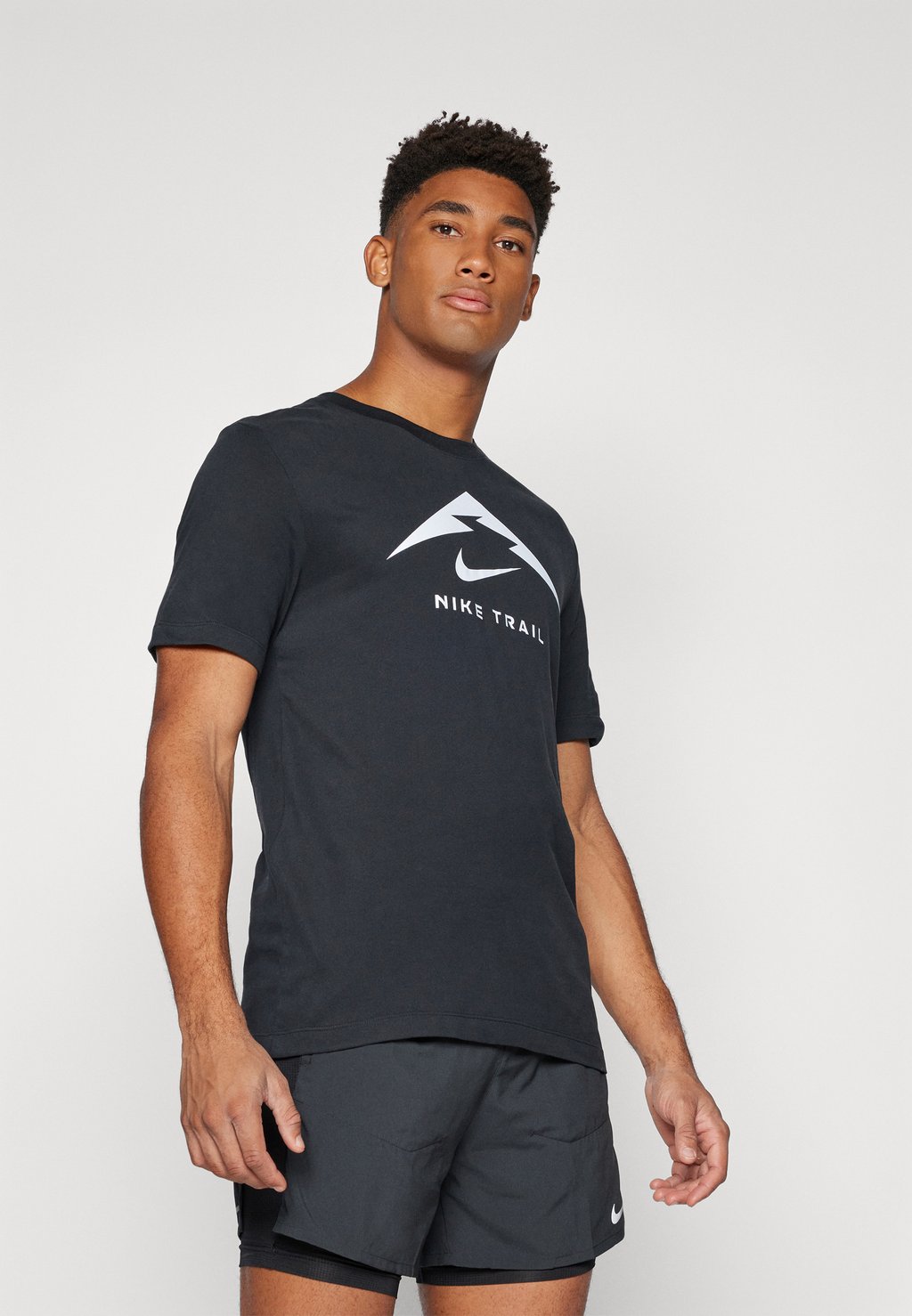 

Спортивная футболка TEE TRAIL LOGO Nike Performance, черный