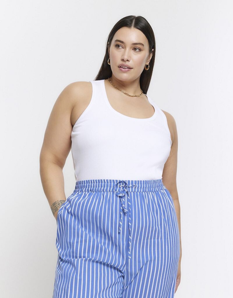 

Белая майка с U-образным вырезом River Island