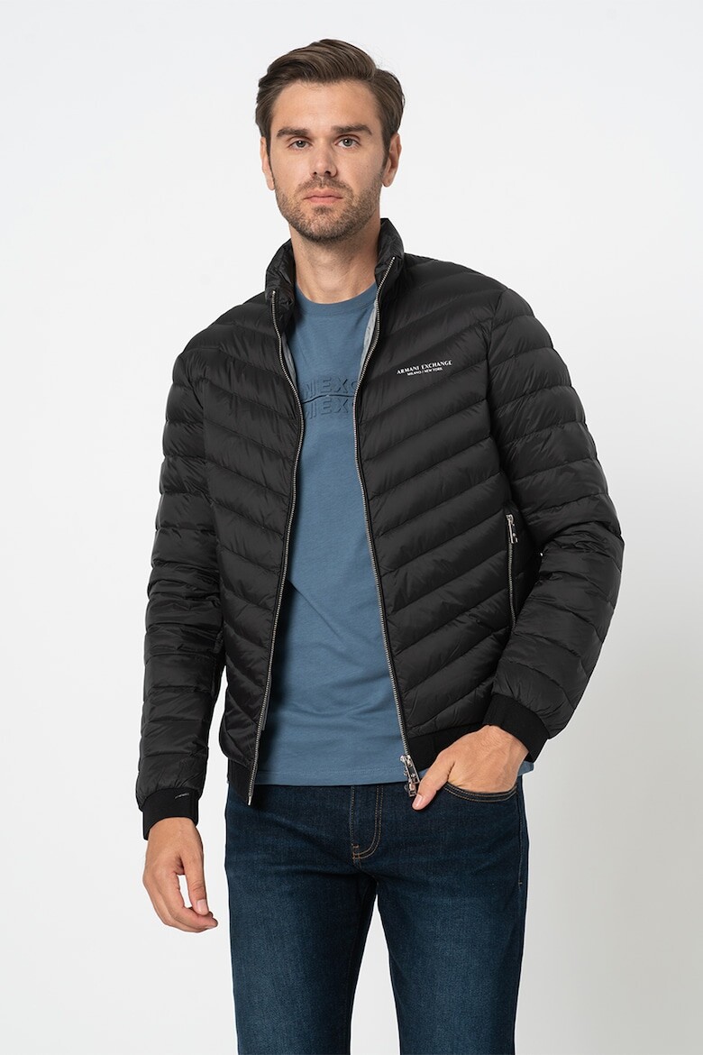 

Стеганая зимняя куртка на пуховом наполнителе Armani Exchange, черный