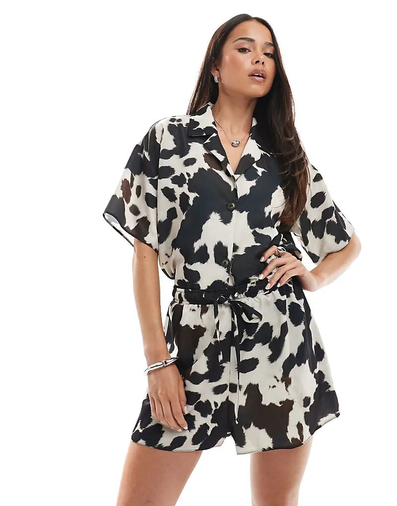 

Атласные шорты ASOS DESIGN с принтом коровы