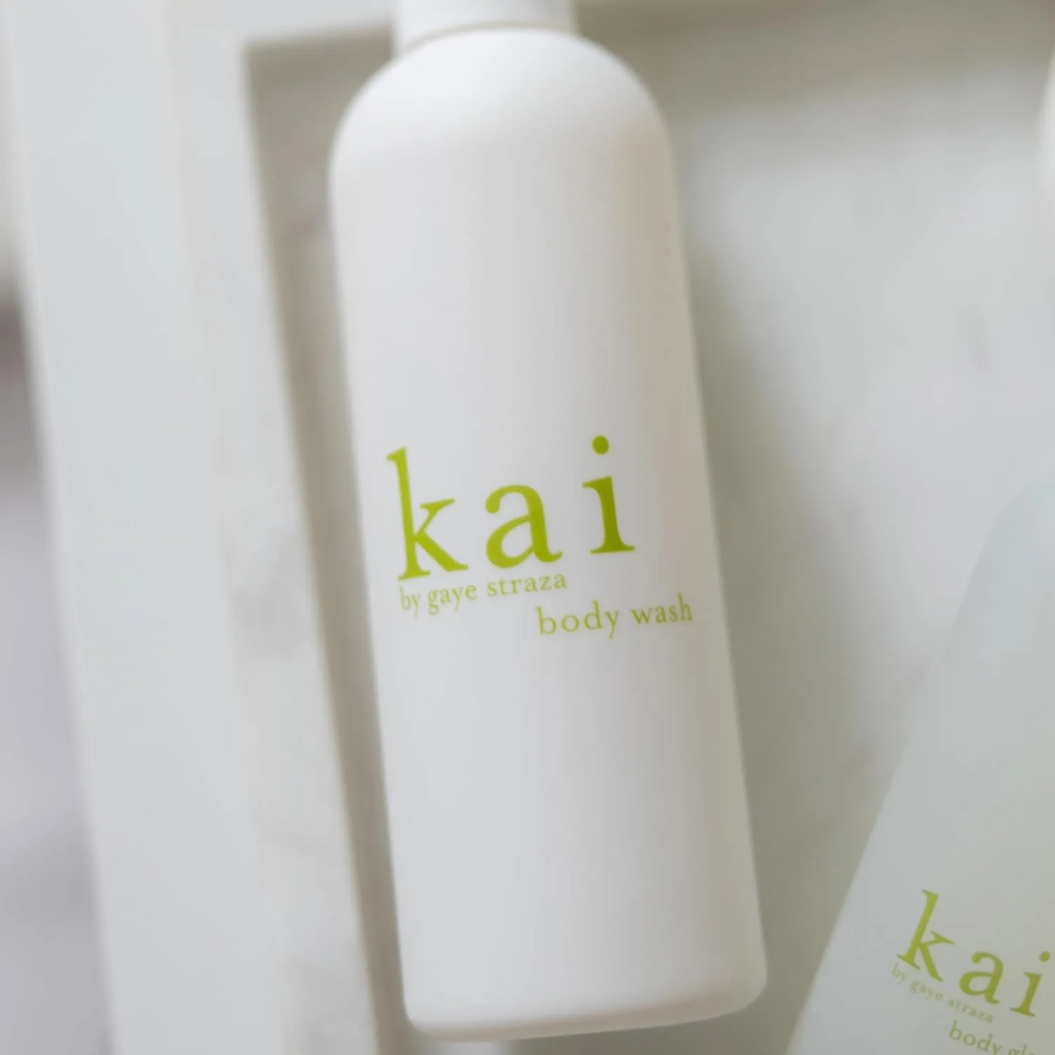 Kai Body Wash, 237 мл, пенящийся гель для душа с витамином E, экстрактами огурца и окопника, с фирменным ароматом delicously, fresh + clean — фото 3