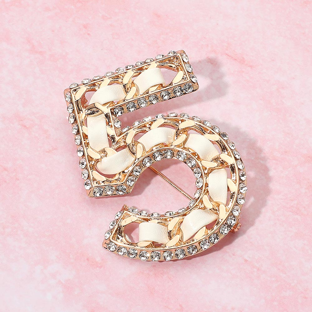 

Брошь с цифрой пять, обрамленная стразами, из искусственной кожи, с резьбой Fashnzfab, золотой/белый