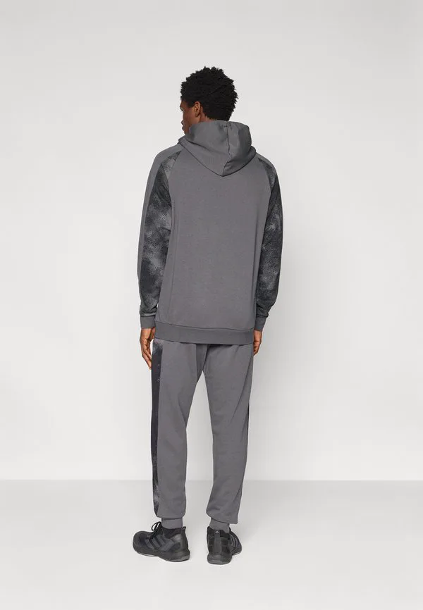 Спортивные штаны с камуфляжным принтом Adidas Sportswear, Grey Six/Multicolor — фото 3