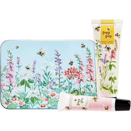 

Busy Bees Hand & Lip Tin 50 мл Крем для рук 10 мл Бальзам для губ Обогащен эфирными маслами Не тестируется на животных Подходит для веганов Удобные для путешествий Размеры Duo Heathcote & Ivory