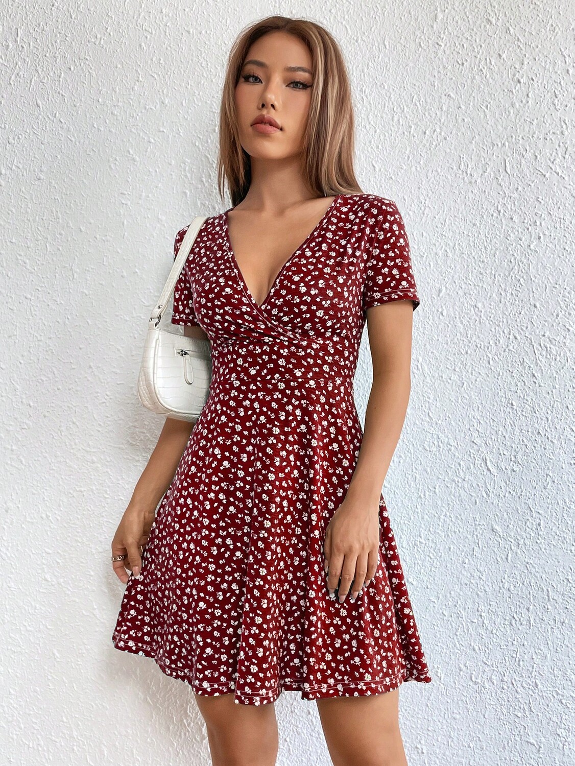 

SHEIN EZwear маленькое платье с цветочным принтом и глубоким V-образным вырезом, красный цвет