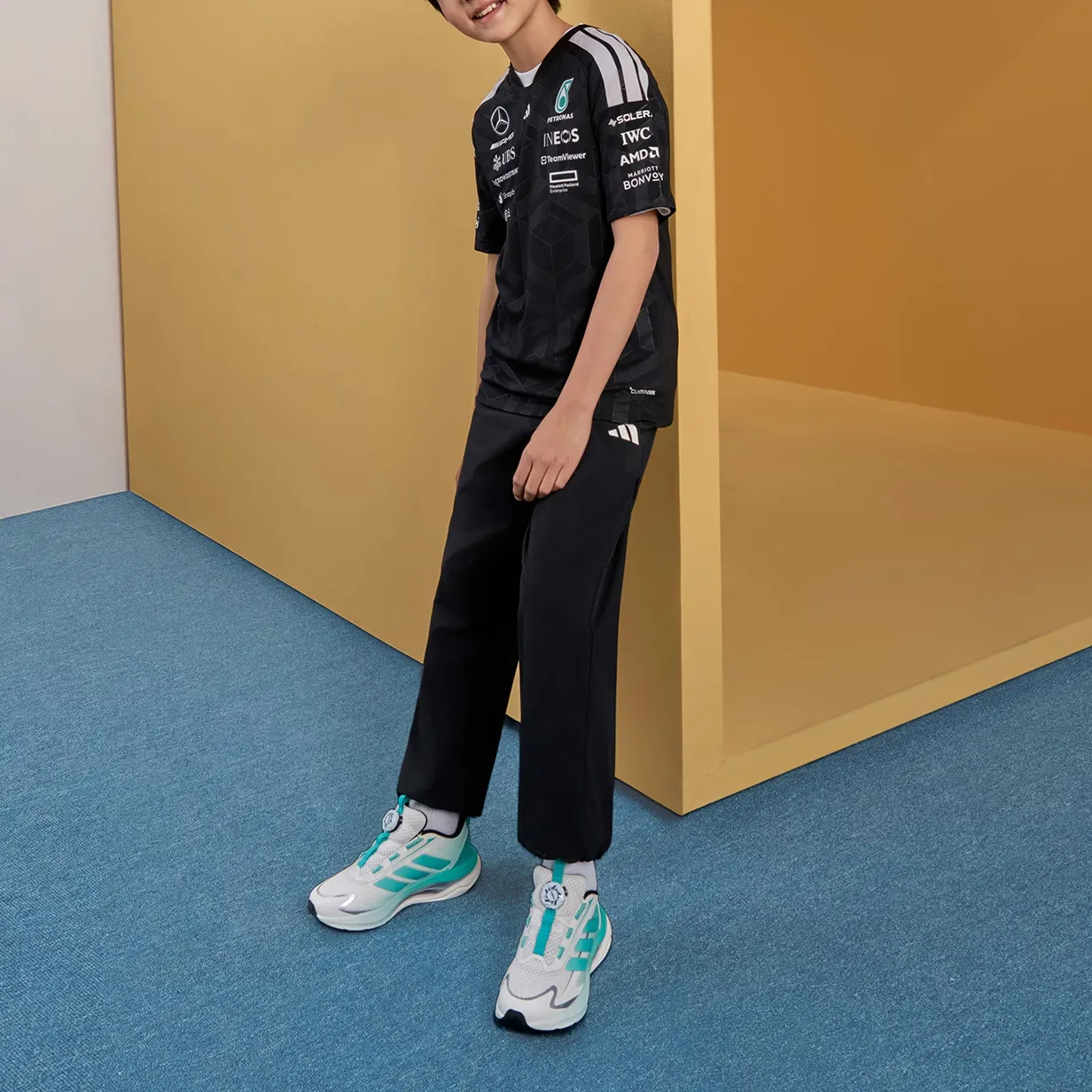 Футболка для детей быстросохнущая Mercedes AMG Petronas Formula 1 Team Adidas, черный — фото 4