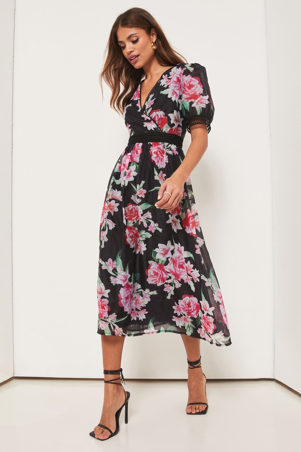 

Расклешенное платье с V-образным вырезом и цветочным мотивом Черное с цветами Lipsy, черный