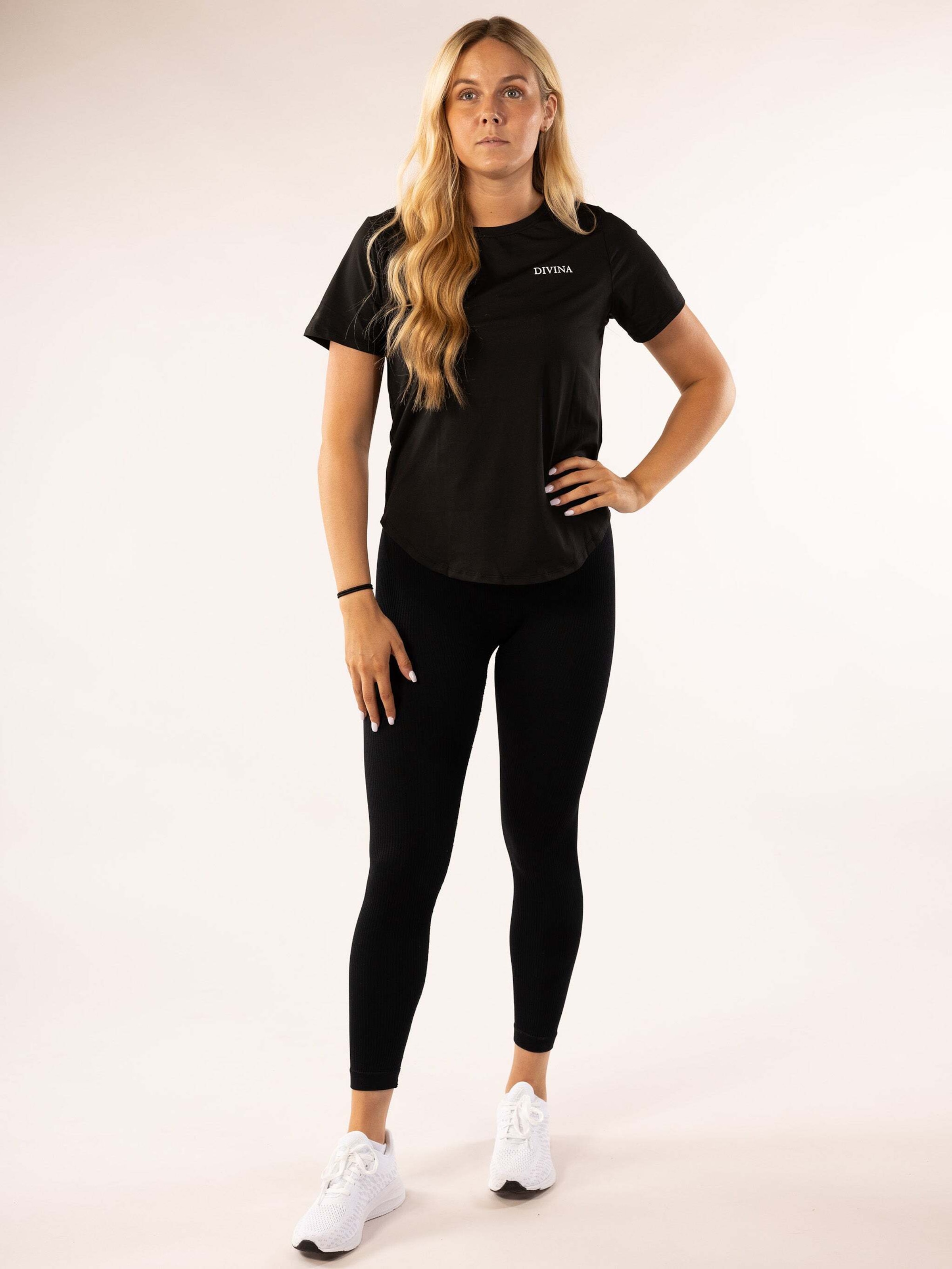 

Divina Футболка Performance 'Vos' в черном цвете