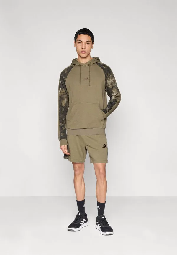 Спортивные шорты с камуфляжным принтом Adidas Sportswear, Olive Strata/Multicolor — фото 2