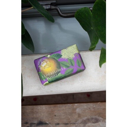 The English Soap Company Королевский ботанический сад Кью Обернутое мыло Роскошное мыло с маслом ши и бузиной 240 г Бузина и помело — фото 3