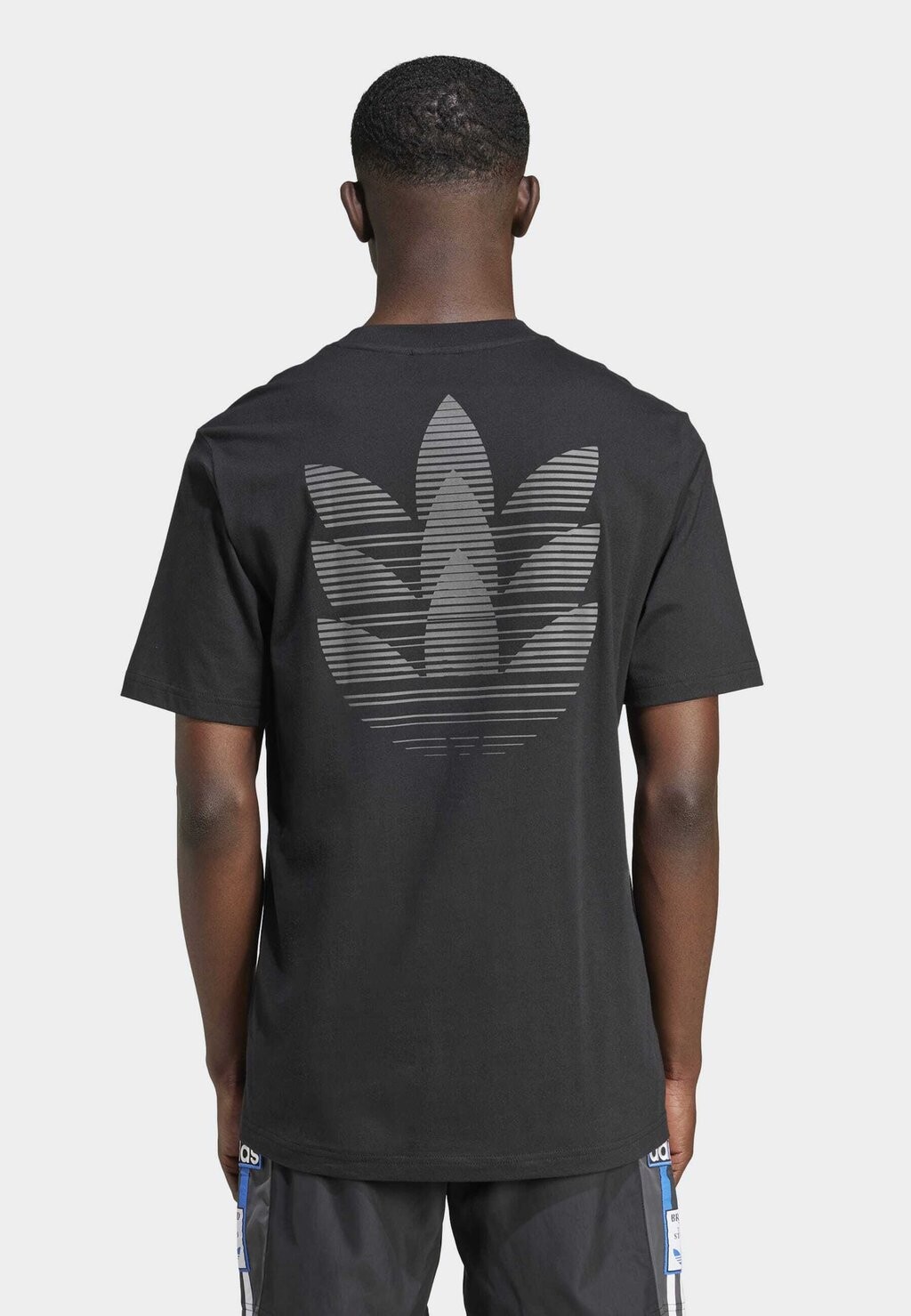 

Футболка с принтом GRAPHIC adidas, черный