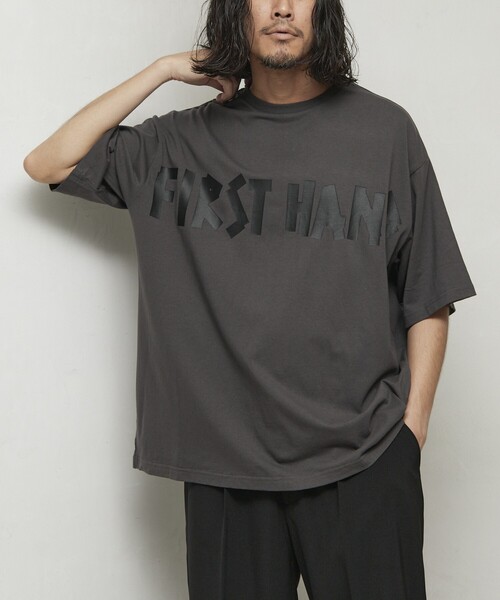 

Футболка с логотипом на груди, круглый вырез Firsthand, угольно-серый