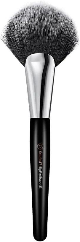 Кисть для румян Studio17 Big Fan Blush 453, черная