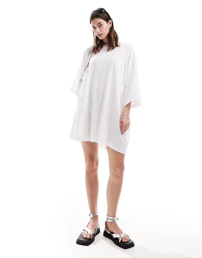 

Белое укороченное платье-футболка Weekday Huge — эксклюзивно на ASOS