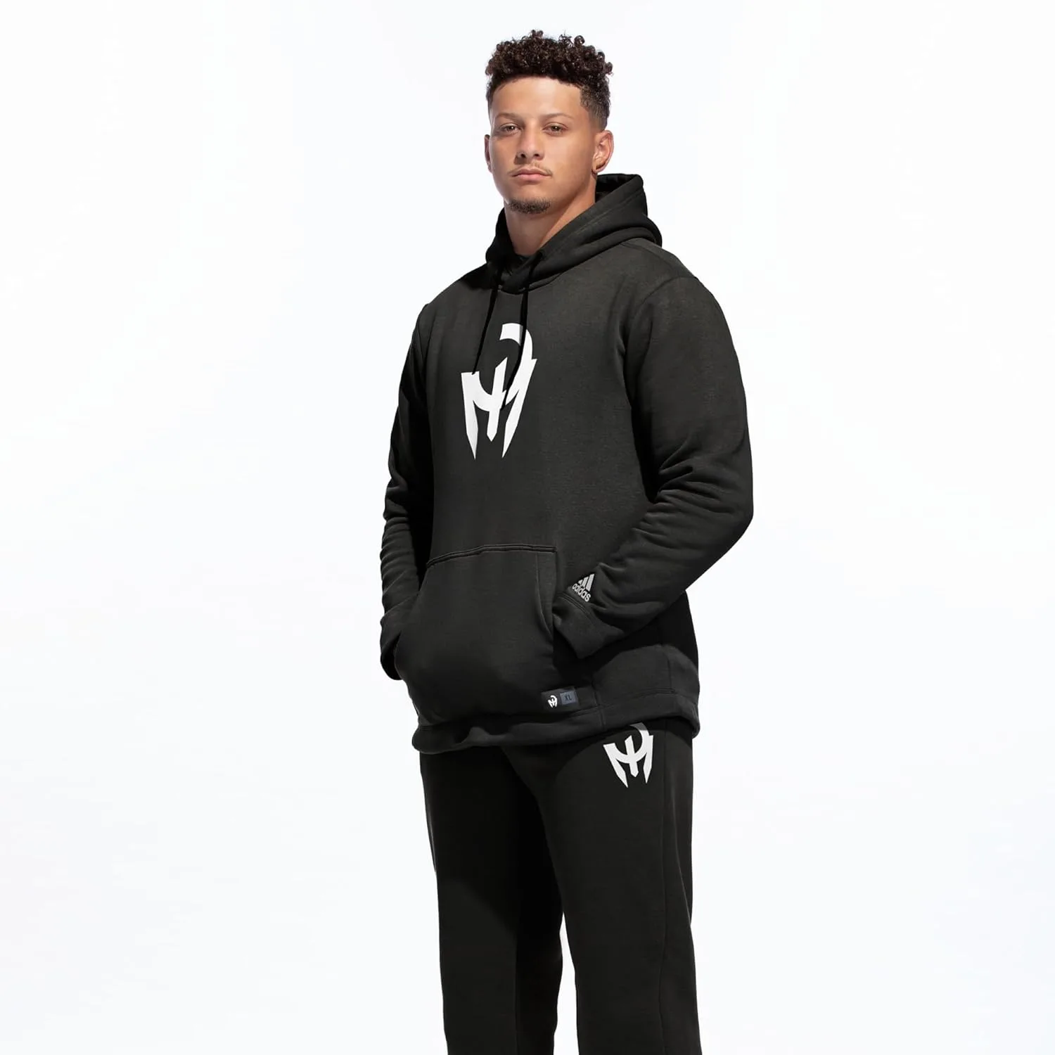 Толстовка adidas X Patrick Mahomes с принтом, черная — фото 2