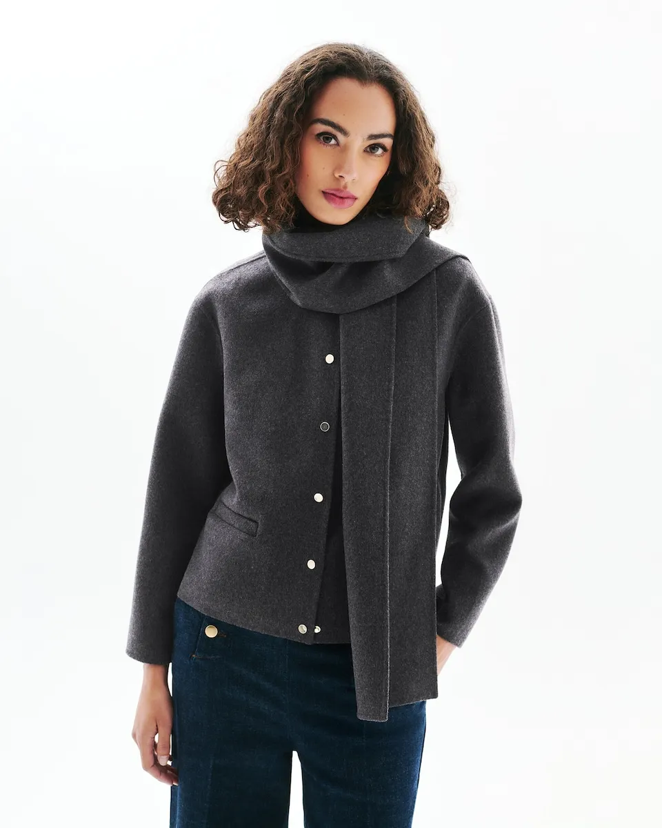 

Женское короткое пальто с пуговицами и воротником-шарфом Caroll, серый