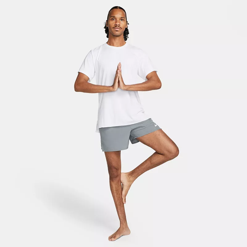Мужские универсальные шорты Nike Dri-FIT Challenger 5 дюймов с короткой подкладкой, серый — фото 2