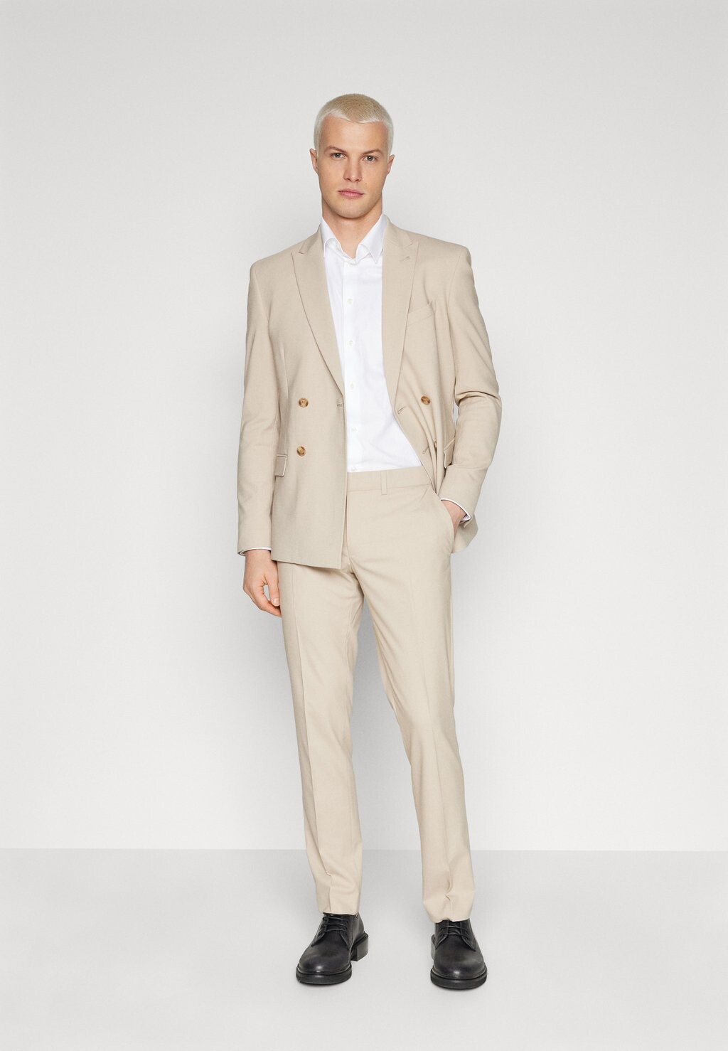 

Костюм THE FASHION SUIT PEAK Isaac Dewhirst, цвет sand