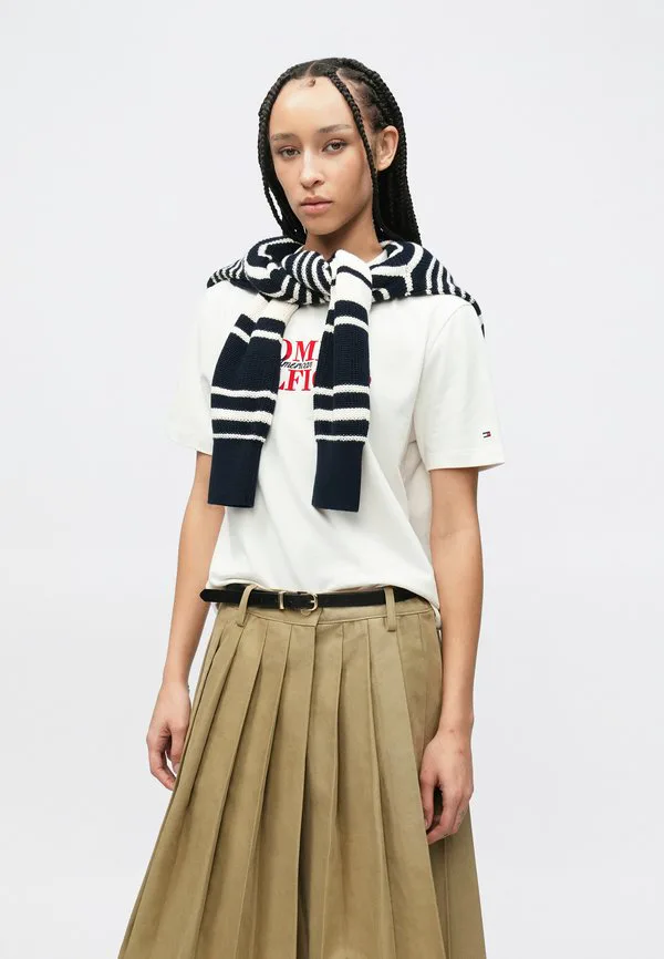 Классическая футболка с логотипом flock, свободного кроя. Tommy Hilfiger, Ivory — фото 4