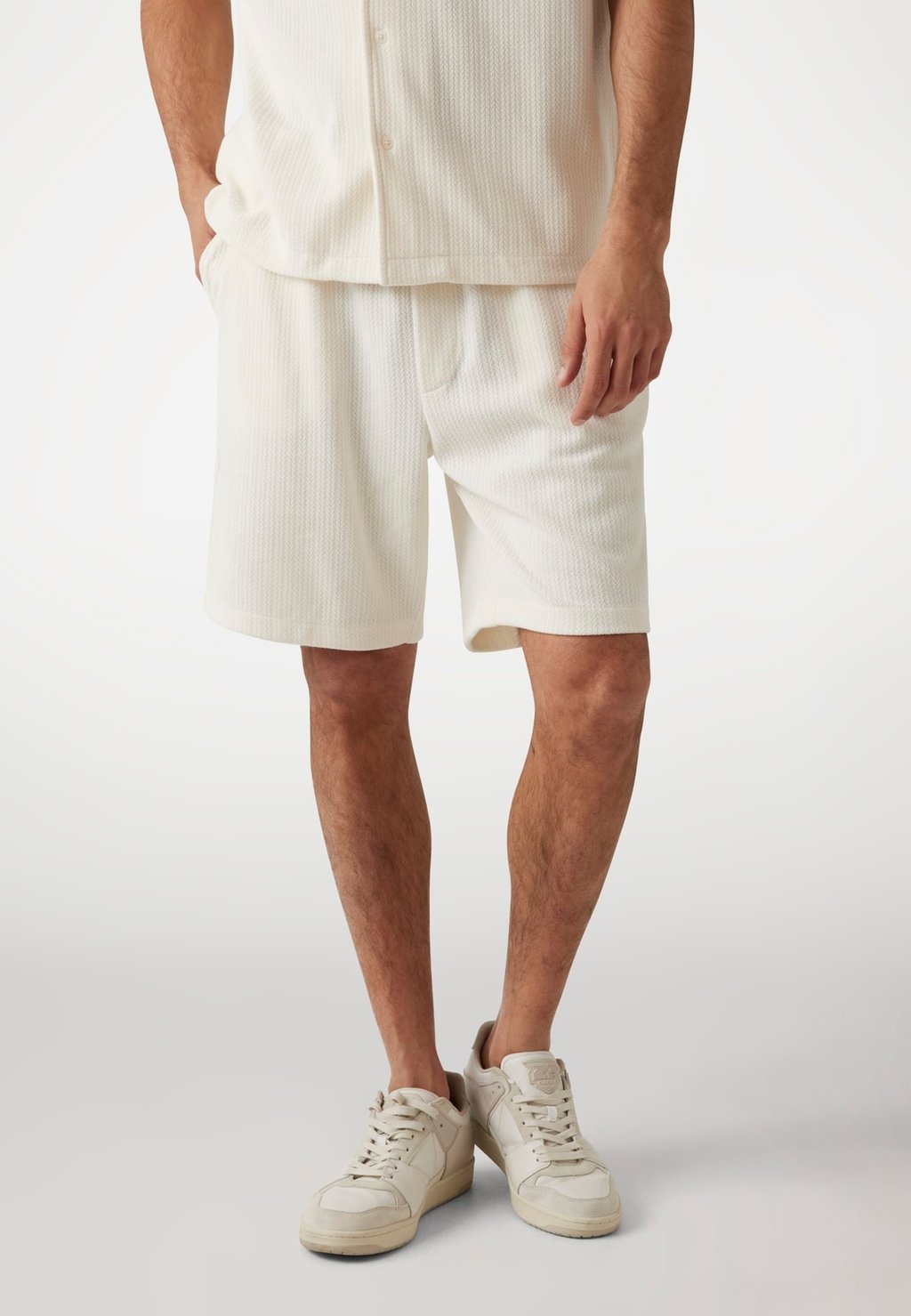 

Шорты STRUKTURIERTER REGULAR FIT Guess, бежевый