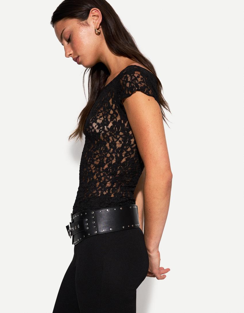

Асимметричная кружевная футболка с коротким рукавом светлого цвета Bershka, черный